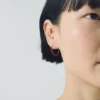 Helena Rohner Małe kolczyki w kształcie kółek z szklanymi koralikami Miyuki