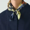 Jedwabna bandana z abstrakcyjnym motywem martwej natury Jedwabna bandana z abstrakcyjnym motywem martwej natury