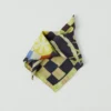 Jedwabna bandana z abstrakcyjnym motywem martwej natury Jedwabna bandana z abstrakcyjnym motywem martwej natury