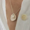 Naszyjnik Emily Nixon z srebrnym dyskiem