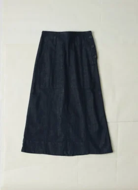 Spódnica z organicznego denimu w kolorze indygo z naszytymi kieszeniami Spódnica z organicznego denimu w kolorze indygo z naszytymi kieszeniami